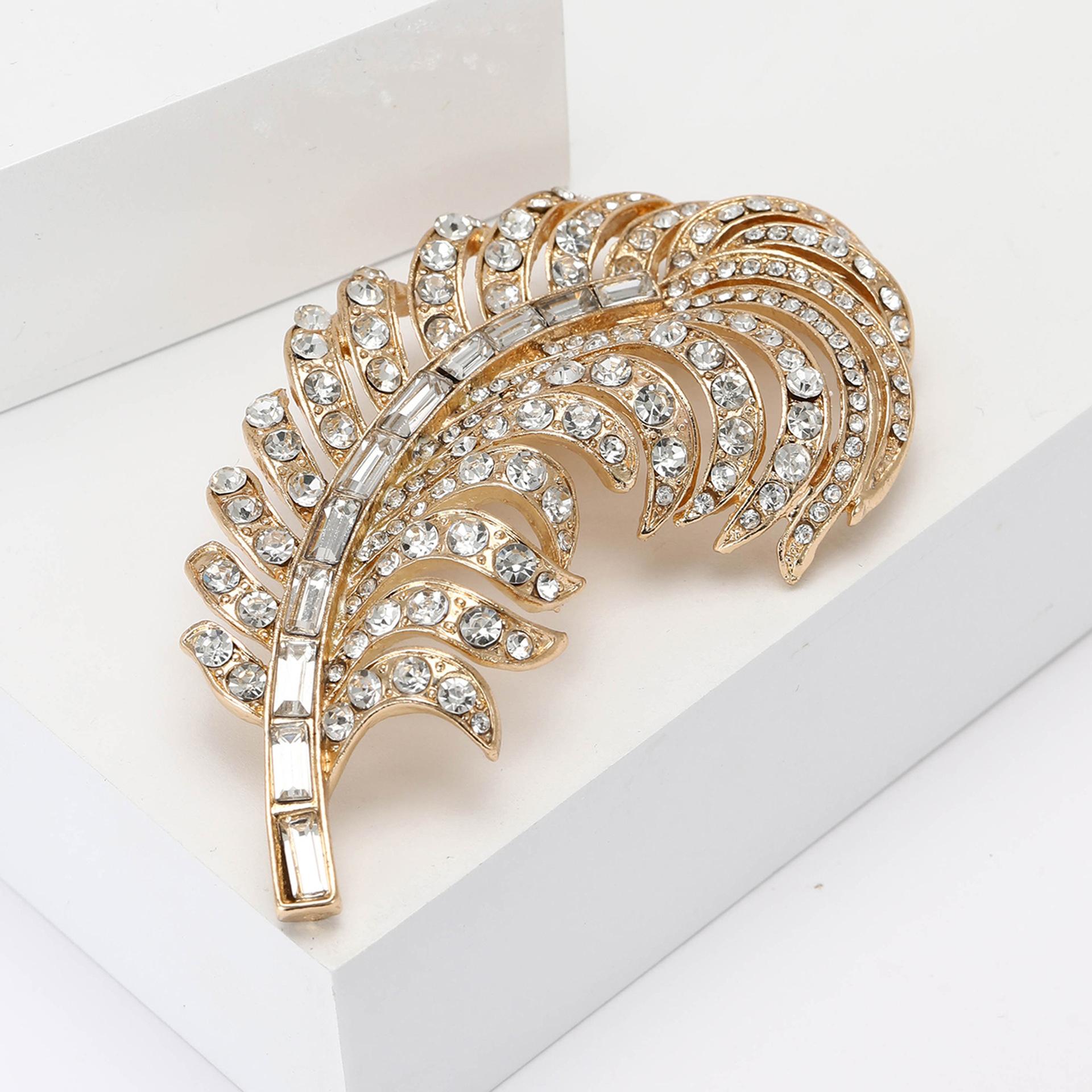 Тяжелая промышленность Перо Брошь Высокого Класса Женская Роскошь Элегантный Кристалл Брошь Нишевый Дизайн Булавка Костюм Аксессуары