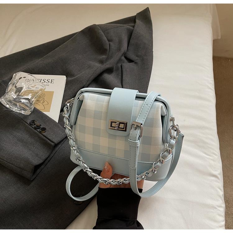 

В этом году популярная цепочка маленькая сумка женская новая простая и модная нишевая дизайнерская сумочка клетчатая на плечо сумка-мессенджер тренд синий