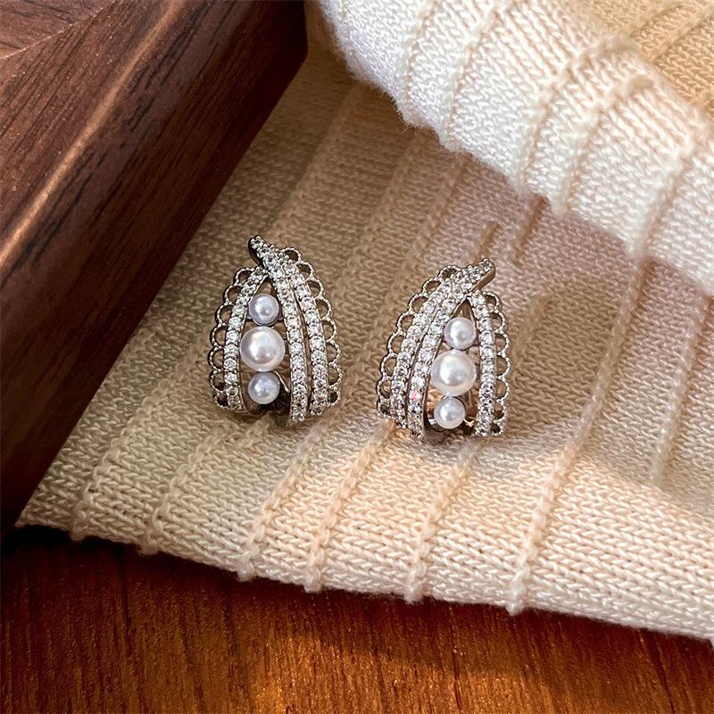 Micro-set Lace Pearl Stud Earrings for Women - Sophisticated and High-end, Unique Design, Versatile and Simple Earrings for All Occasions.