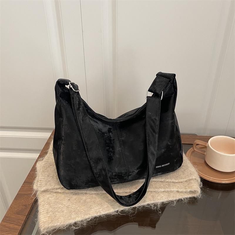 Women s bag new retro commuter versatile fashion niche large-capacity casual shoulder messenger bag