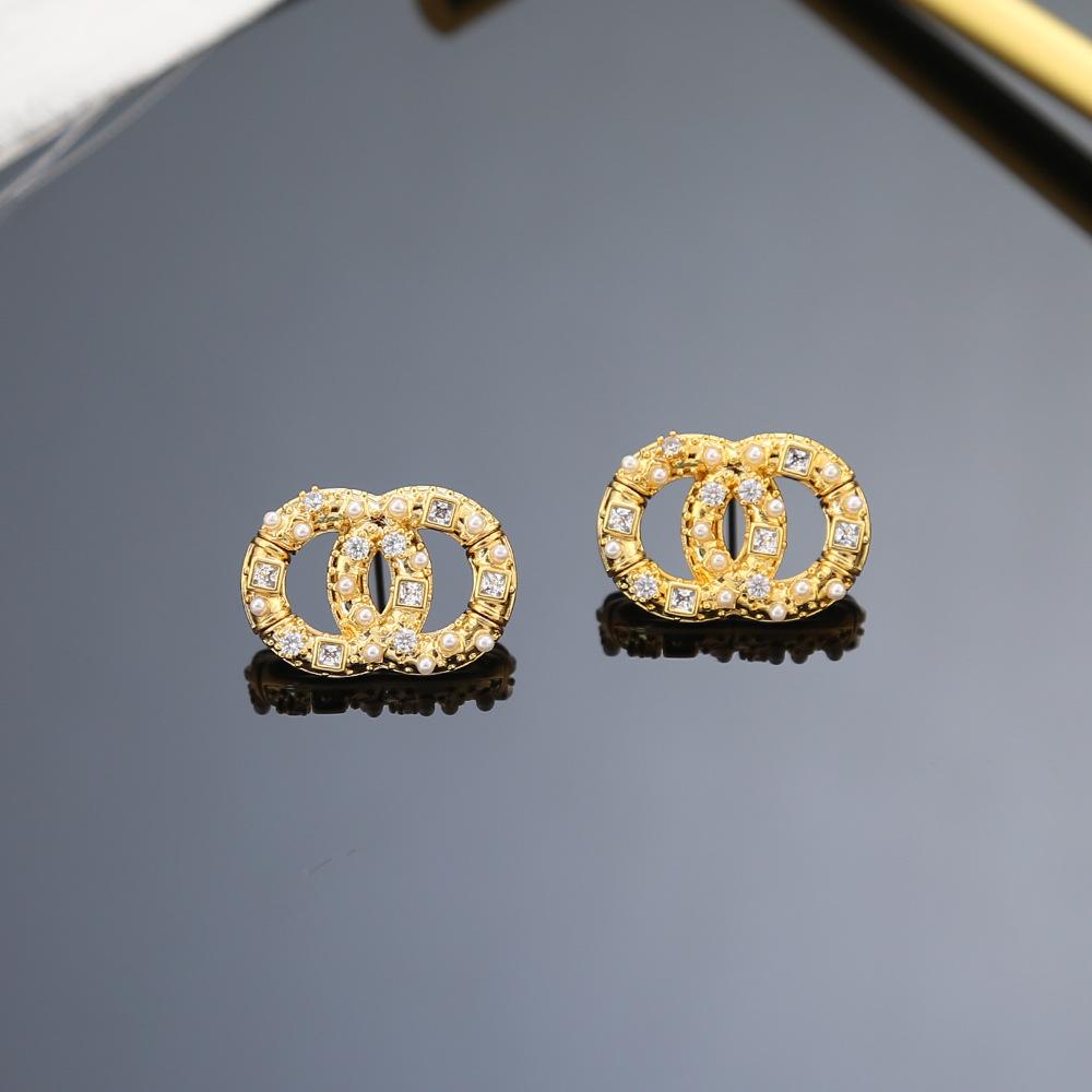 

Трендовые серьги-пусеты с двойной буквой C: Шикарные и роскошные модные украшения 18K