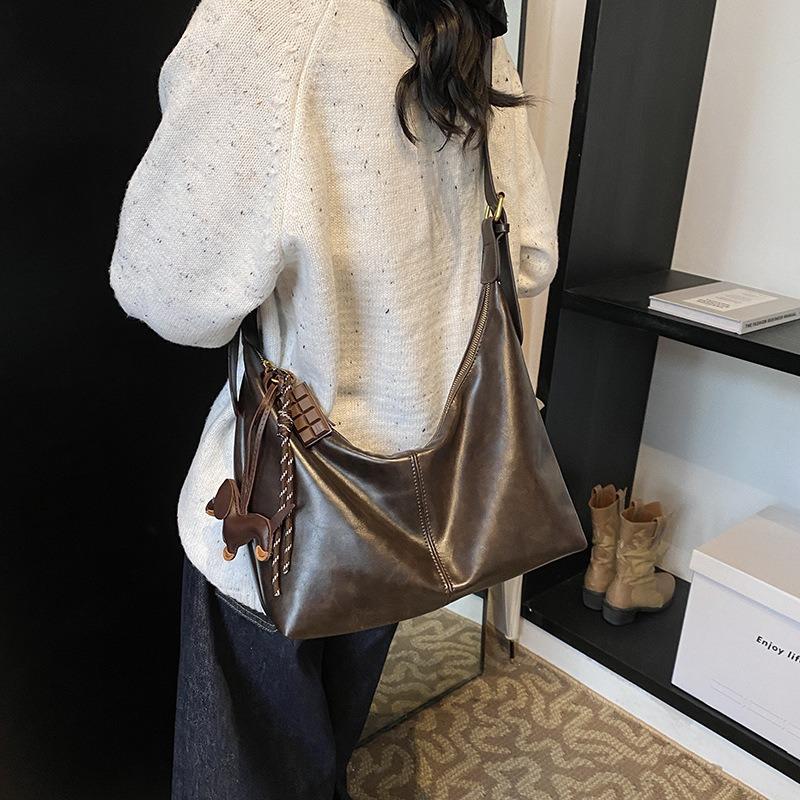 Retro bag women's large-capacity new versatile casual niche shoulder messenger bag commuter dumpling bag