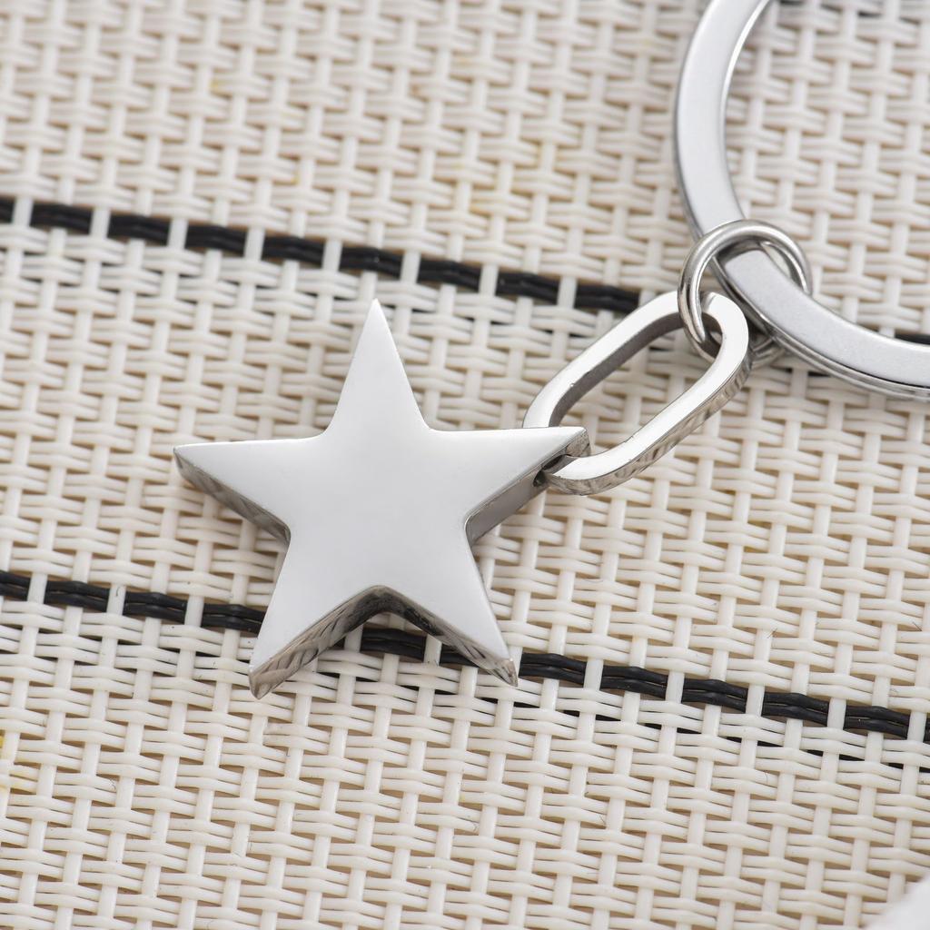 Porte-clés en acier inoxydable étoile à cinq branches Design 3D lisse Pendentif de sac tendance Porte-clés pratique ne se décolore pas