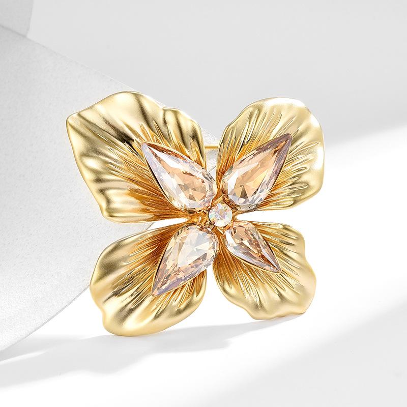 Neue Luxus-Schwerindustrie-Temperament kleine Blumenbrosche Nischendesign einfach und exquisite Blumendekoration
