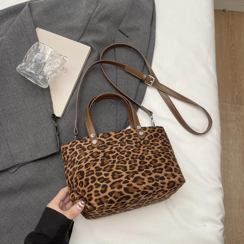 

New fashion handbag women s 2025 niche foreign style one shoulder oblique span women s bag niche high value small square bag