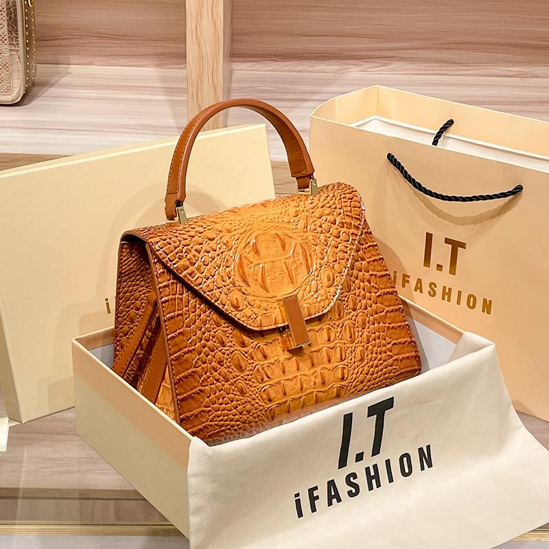 

Женская сумка из новой натуральной кожи с рисунком под крокодила. Модная и универсальная женская сумка через плечо на одно плечо.