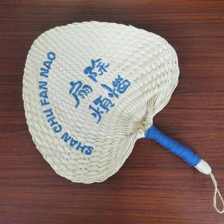 Handcrafted Old-Fashioned Baby Fan: Zongye Banana Leaf, Personalized Cattail Leaf, Embroidered Round Hand-Cranked Fan