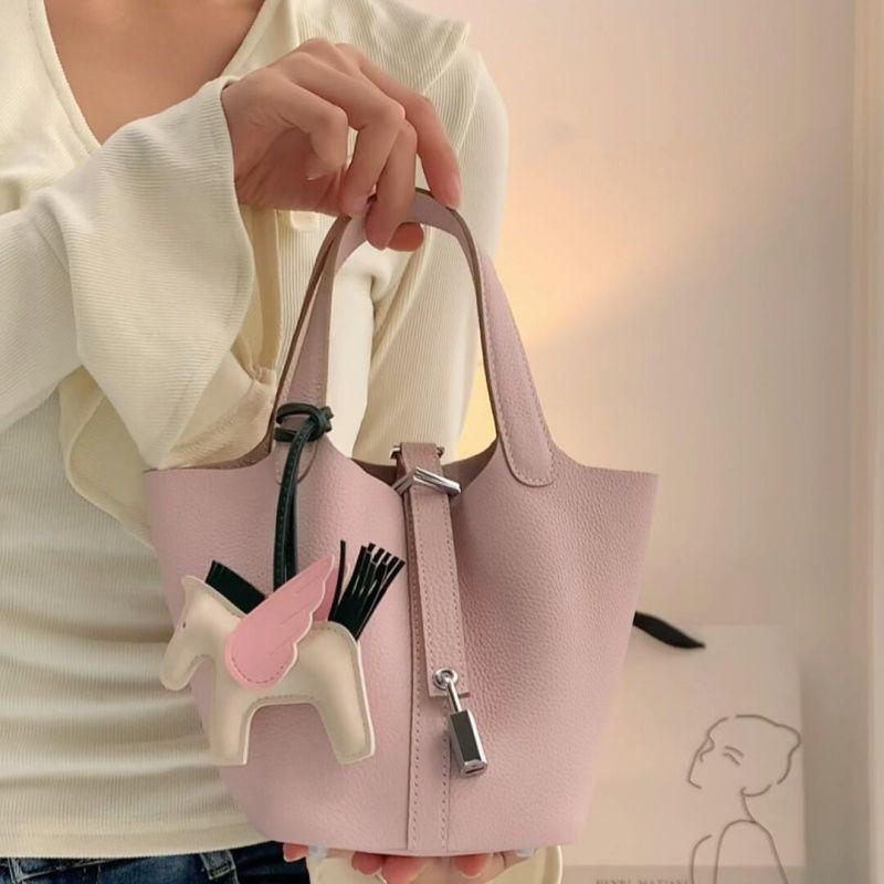 

Bag 2025 New Arrival Fancy Lychee Pattern Leather Vegetable Basket Bucket Bag Large Capacity Crossbody Handbags for Moms Pink silver buckle [send liner + custom scarf]]