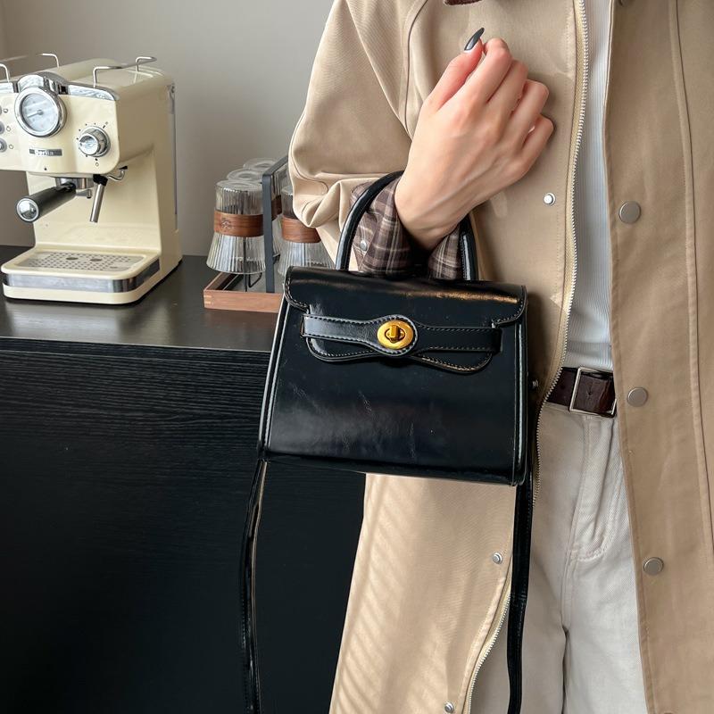 Premium Retro Portable Small Bag Women's New Autumn and Winter Versatile Messenger Commuter Small Square Bag