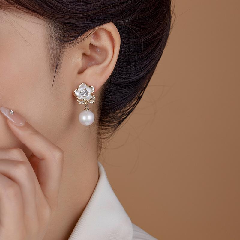 Bílé perlové náušnice Camellia Dámské Lehký Luxusní Design Sense Prémiové napichovací náušnice Francouzský temperament Květinové náušnice