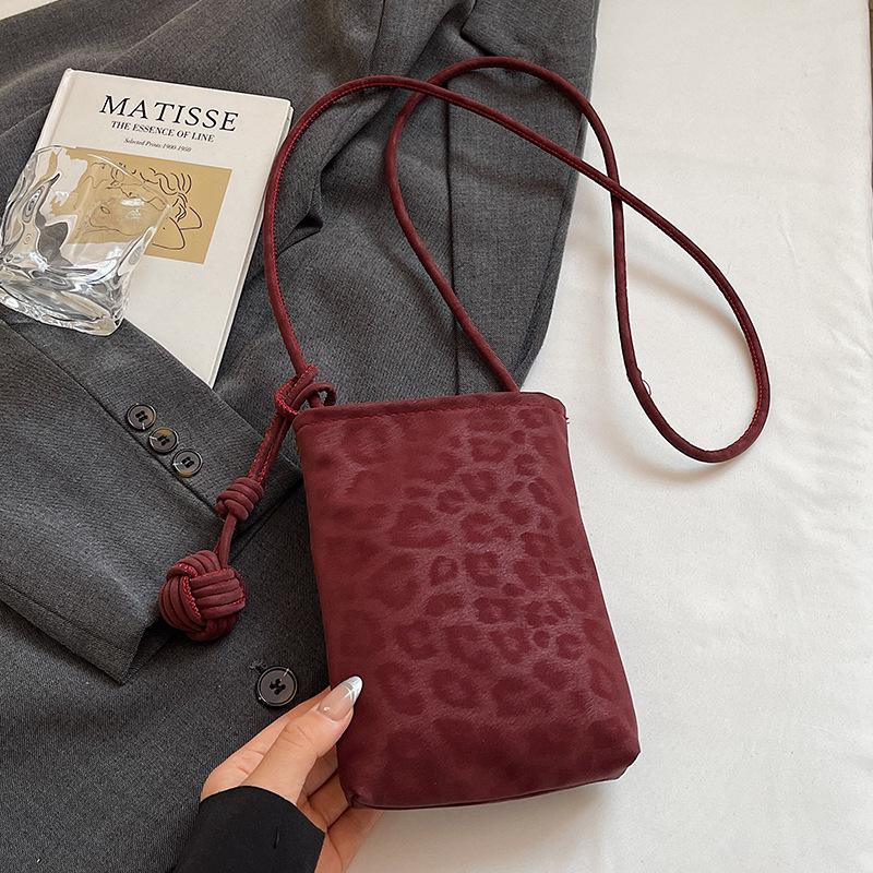 

Осень Корейская версия нишевая леопардовый принт сумка для мобильного телефона женская 2025 новая модная на плечо кроссбоди универсальная сумка для мелочи и ключей