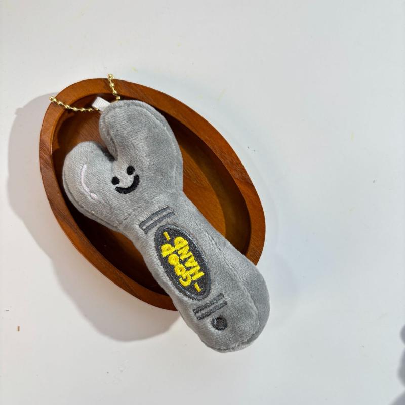 

Плюшевая игрушка гаечный ключ брелок мультяшный инструмент мягкая набивная кукла подвеска кольцо для ключей автомобиля декор для рюкзака подарок для ребенка 1Pc