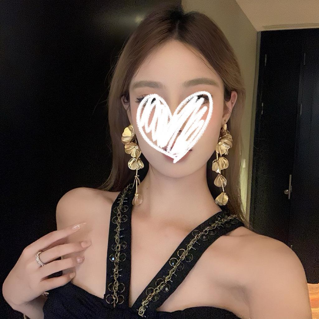 

High-end French gold flower tassel unique earrings women s light luxury and beautiful stud earrings exaggerated and small face