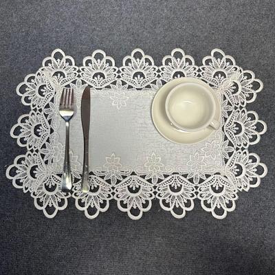 Europäische weiße Spitzendeckchen: Elegante Tischdeko mit Rindenmuster für Hochzeiten