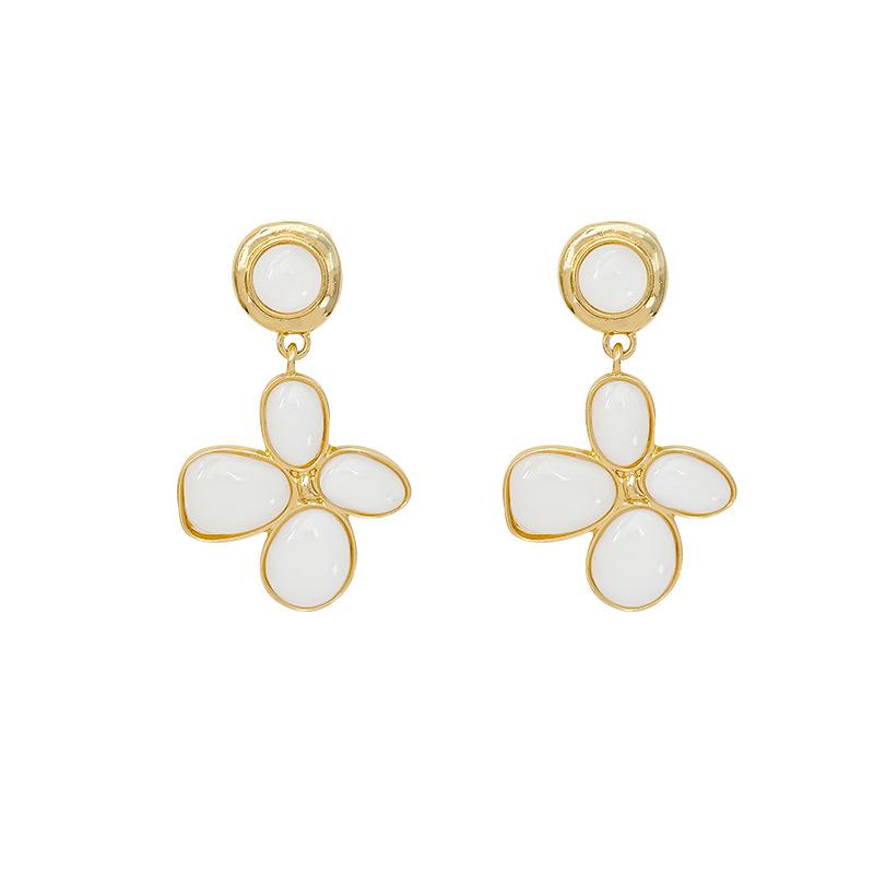 Autumn and Winter Maillard Coffee Flower Earrings 2026 Light Luxury Niche Atmospheric Stud Earrings