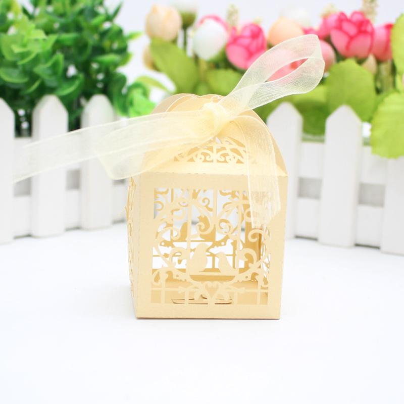 30 50 STÜCKE/llot Laser Cut Braut Bräutigam Hochzeit Süßigkeiten Pralinenschachtel Gäste Geschenkboxen Papierverpackung Babyparty Schokoladenkeksschachtel