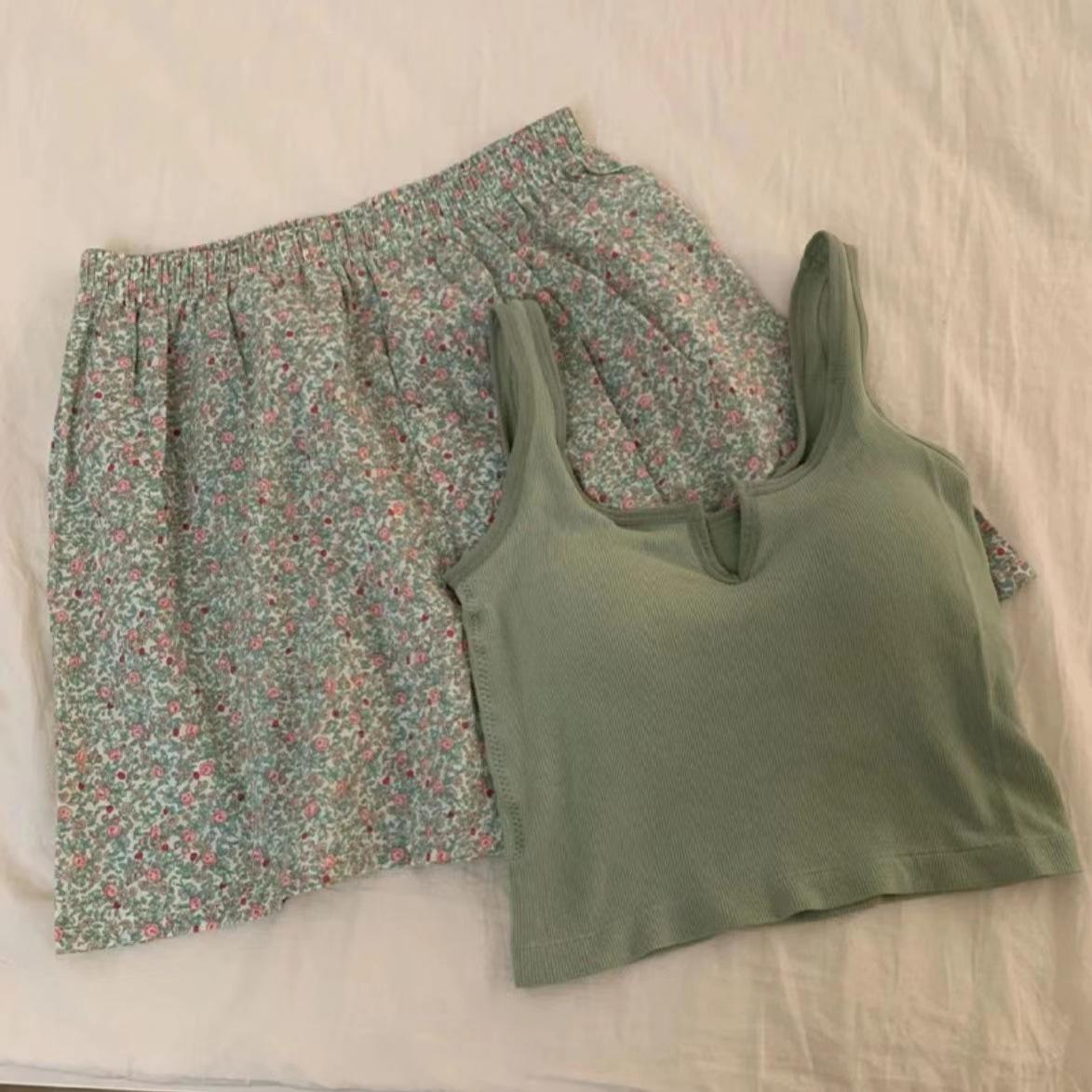 

Женский летний комплект с цветочным принтом: жилет и шорты с бюстгальтером с мягкой чашкой - милый и универсальный One size