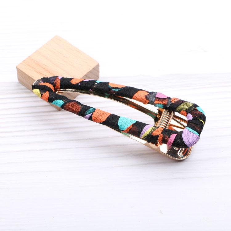 

Красочный ободок с кроличьими ушками в горошек и заколкой-бантом.