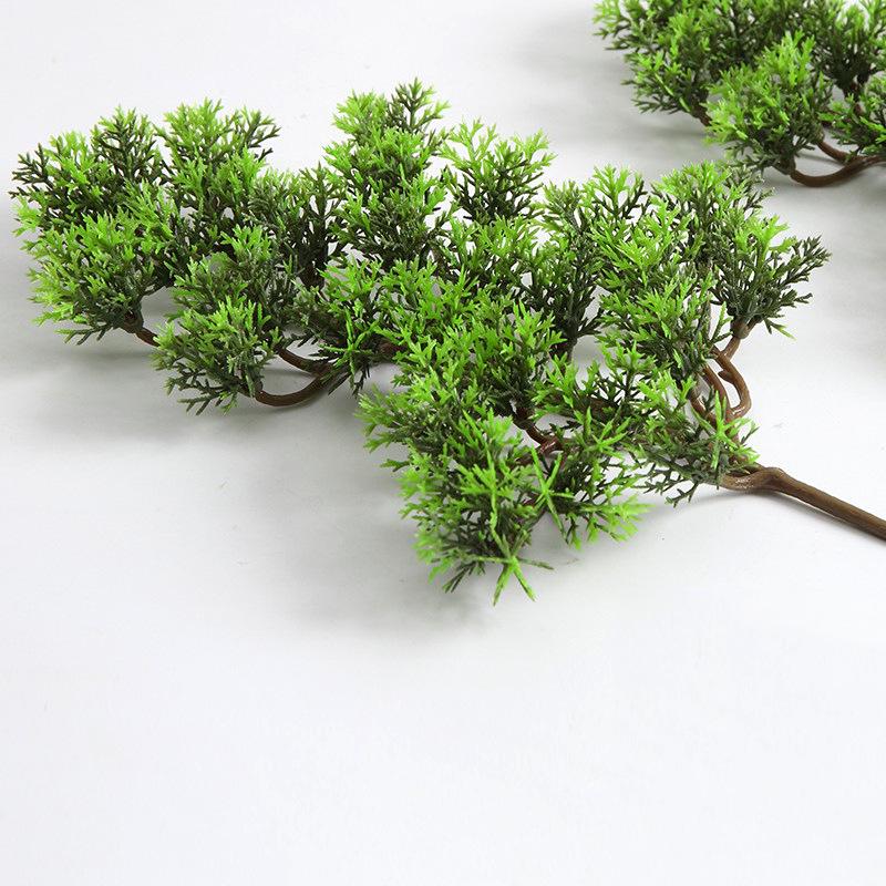 Ramură Artificială de Pin cu Frunze de Arțar și Accente de Chiparos