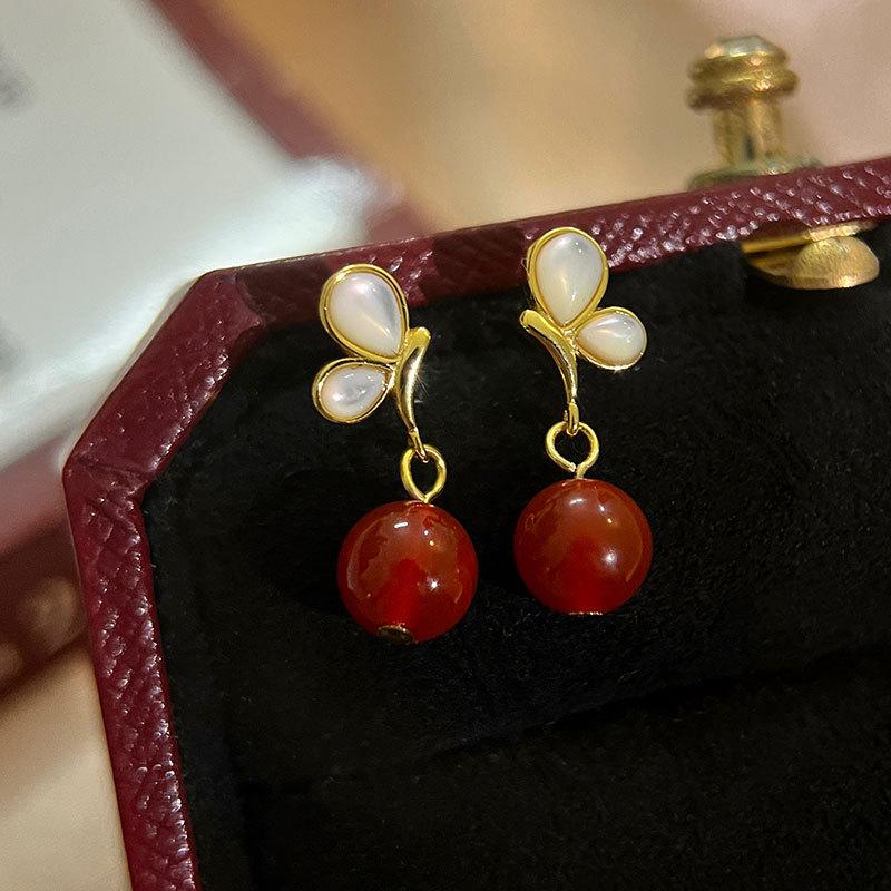 

Серьги-подвески с красным агатом в виде бабочки для лучших друзей. Тенденции в подарках