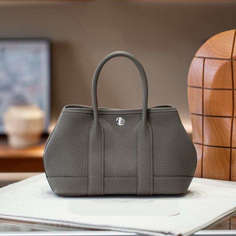 

2025 Новая женская сумка из натуральной кожи с верхним слоем из коровьей кожи и узором из коровьих сухожилий 2330 Садовая сумка ручная одноплечевая через плечо 23x10x16cm серый