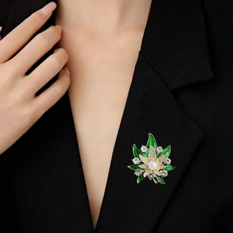 Maple Leaf Brooch Fashion Accessory with Pin & Bag Packaging