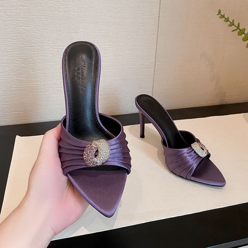 2025 Sommer neue spitze Satin Strass Metall Schnalle plissiert coole Slipper dünner Absatz tragen offen Zehen hohe Absätze Frauen