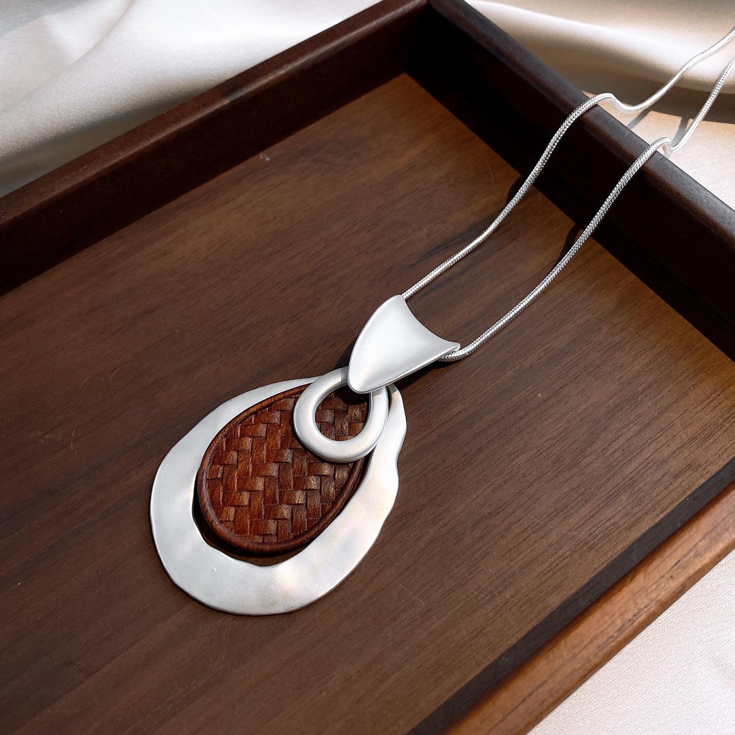 

Folded water droplets hollow wood chips fringed pendant necklace sweater chain personalized versatile item decoration