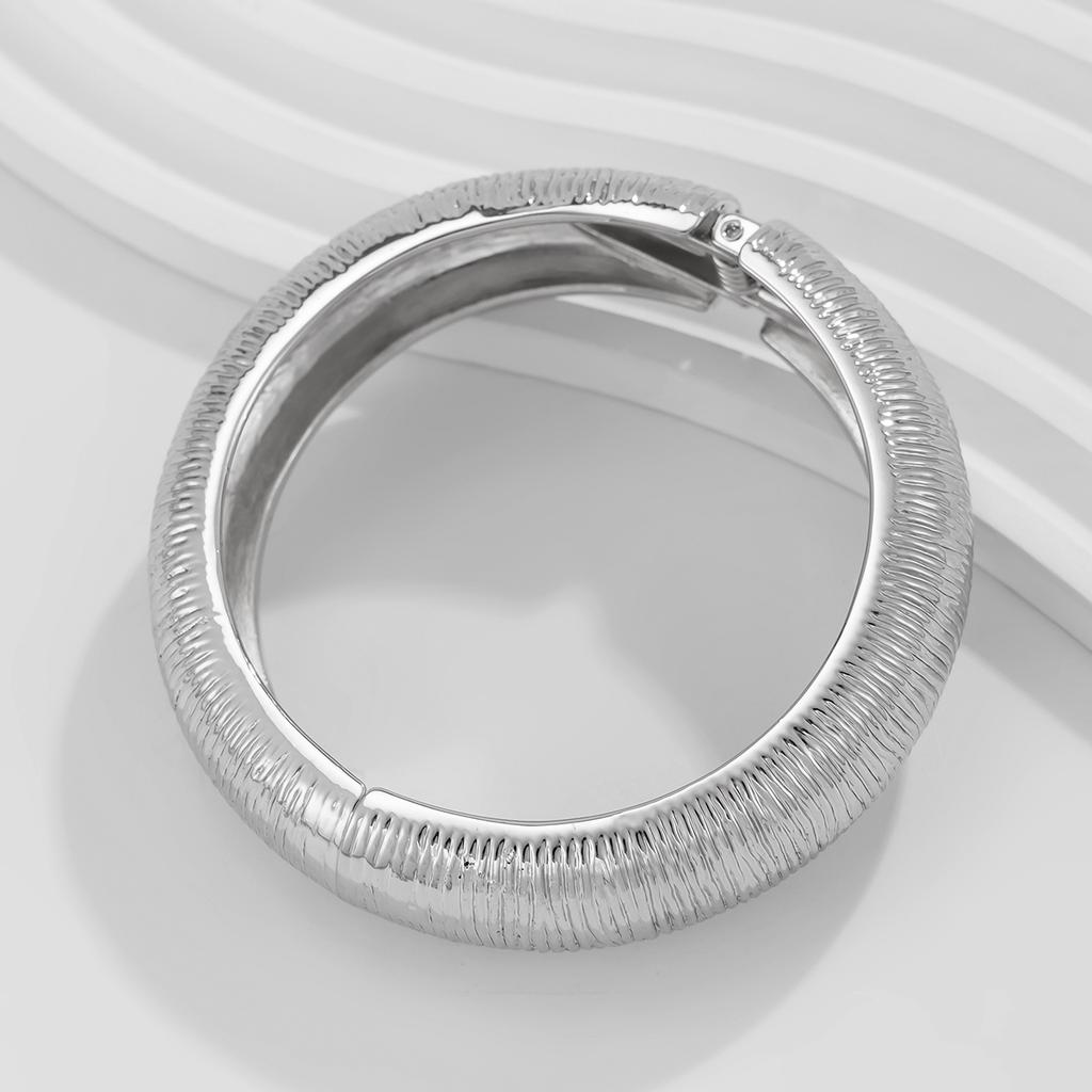 Salircon Exaggerated Big Imitation Pearl Open Bracelets for Woman Vintage Striped Metal Spring Bangles Punk Party Jewelry