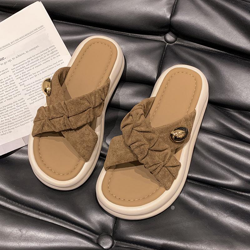 

Sandals women s outer wear 2025 new summer muffin thick-soled beach slippers light stepping on shit feeling fresh word sandals 40 темно-коричневого