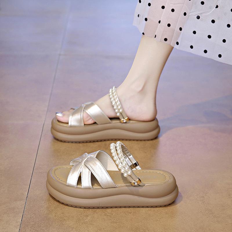 Pantoufles à plateforme muffin pour femmes à porter en été 2025, nouvelles pantoufles féeriques à hauteur, perles, deux façons de porter, plage, un mot, pantoufles cool