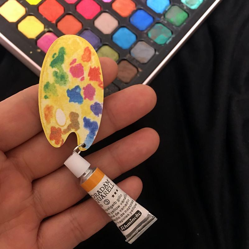 

Художественная брошь в виде палитры акварельных красок — забавный аксессуар ручной работы для студентов