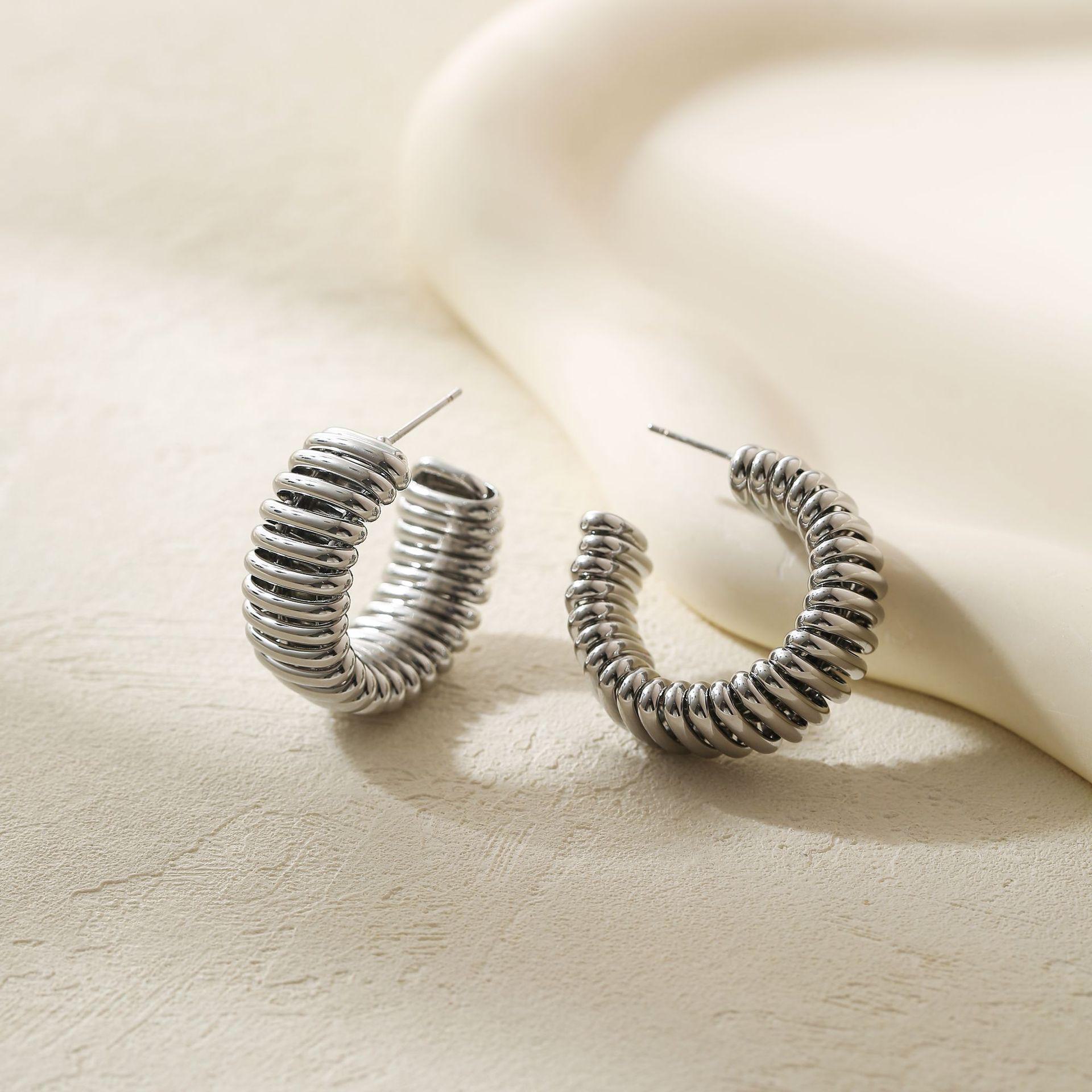 

Блестящие серебряные серьги-кольца — модные, универсальные, в стиле знаменитостей TE01370