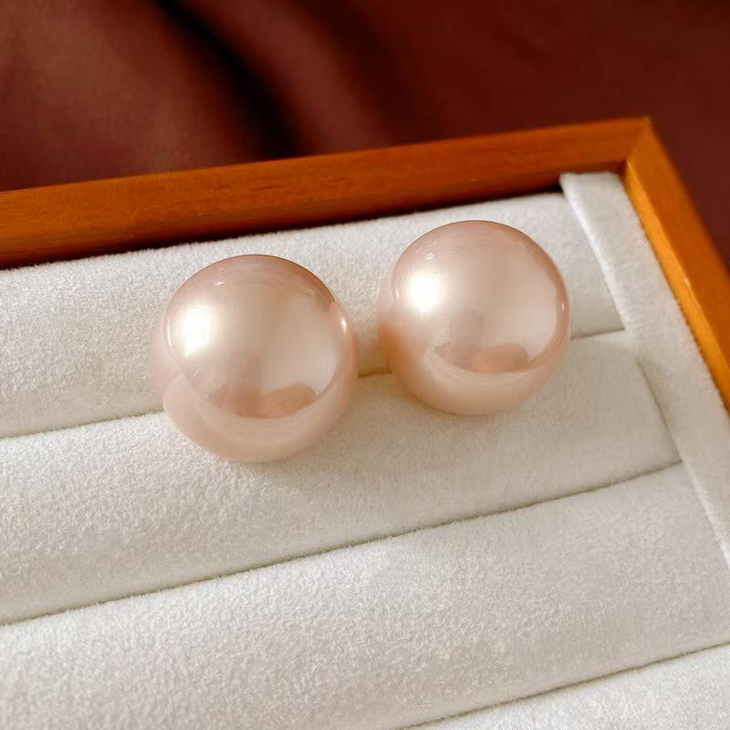 Exaggerated Oversized Round Pearl Stud Earrings for Women – Fashionable and Unique Statement Jewelry