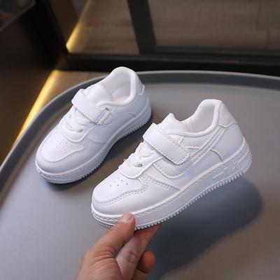 Kinder kleine weiße Schuhe 2025 Frühling und Herbst ultraleichte Jungen Sportschuhe feste Sohle Board Schuhe Mädchen Baby Klettverschluss Sportschuhe