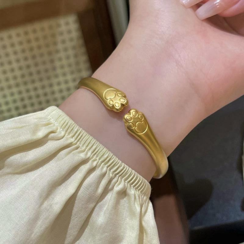 Retro Gold Cat Paw Bracelet: Light Luxury Niche Design for Women