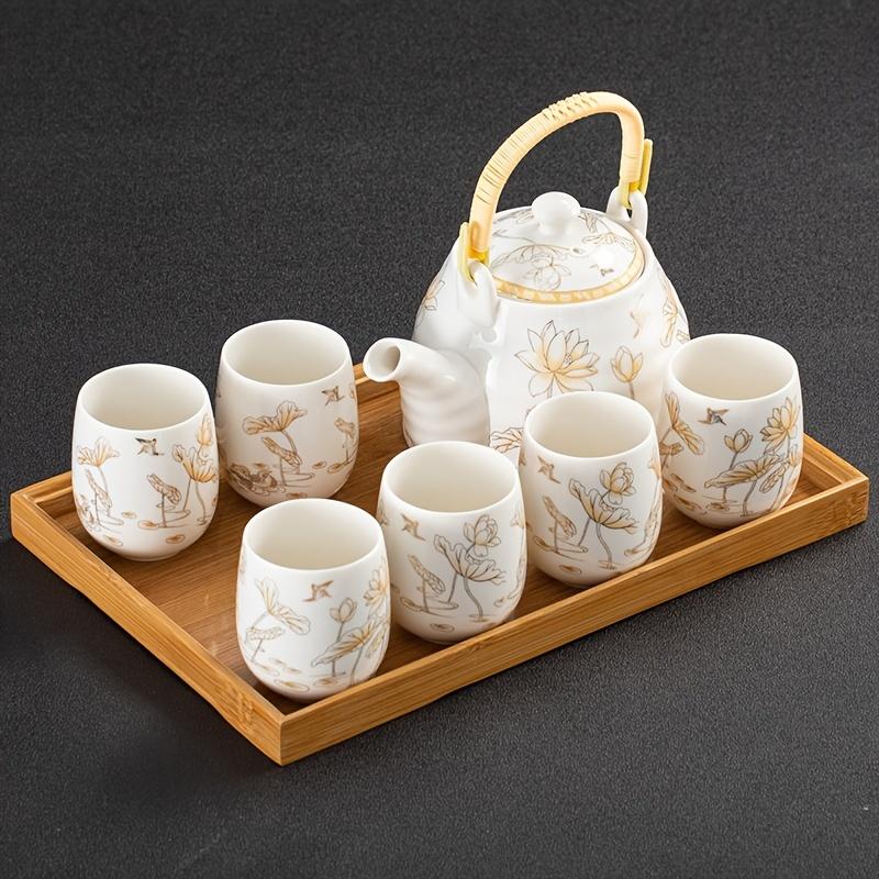 

Элегантный белый фарфоровый чайный сервиз с цветочным принтом — чайник на 32 унции с бамбуковой ручкой, бамбуковый сервировочный поднос для чашек на 6 унций — идеально подходит для развлечений и подарков White Golden Lotus Teapot With Handle (with Tray)