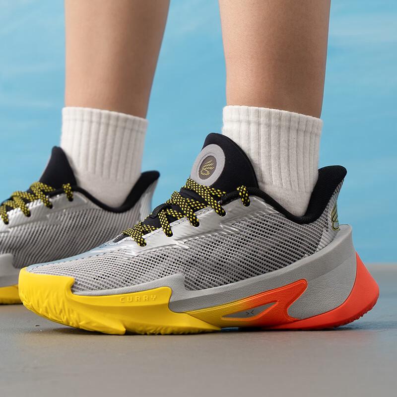 Женские баскетбольные и тренировочные кроссовки Under Armour 40