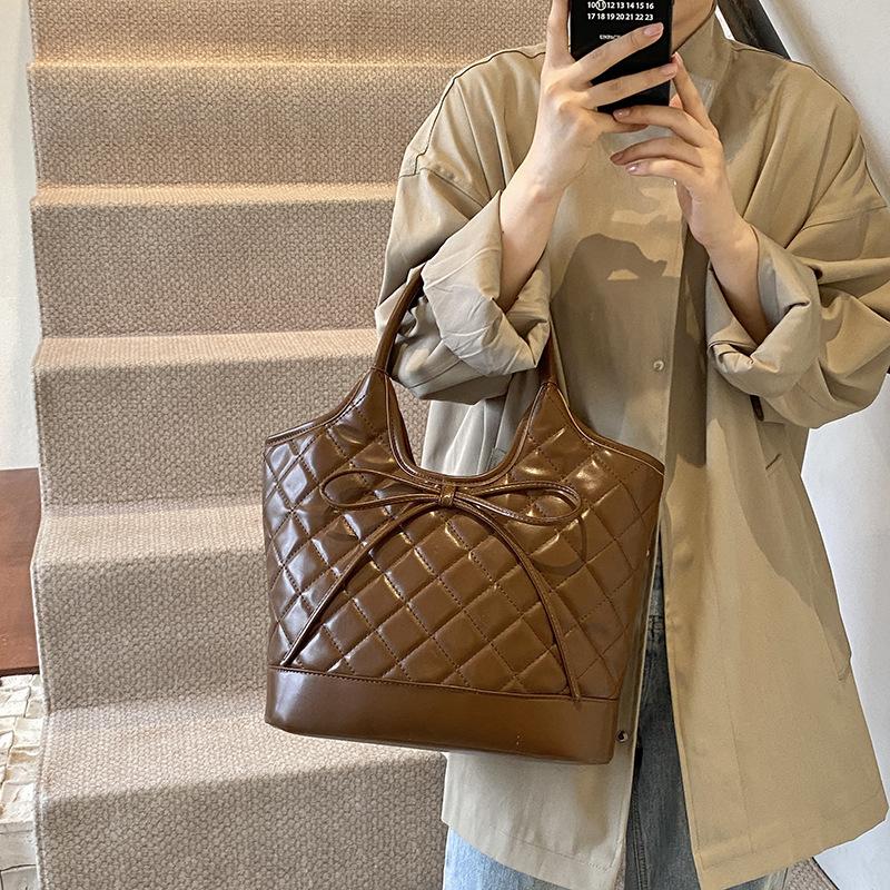 New ultra-light large-capacity handbag bag women's autumn new fashion Lingge bow vegetable basket bag shoulder bag
