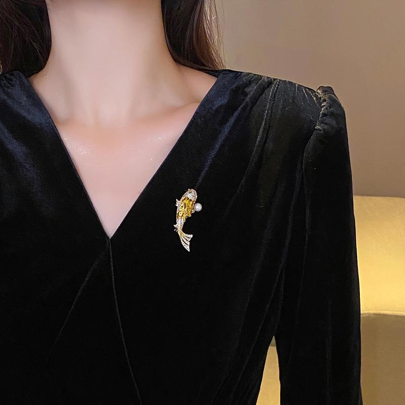 Koi Pearl Brooch for Women with A Sense of High-end and Light Luxury Design Is A Niche Chest Flower Brooch Accessory