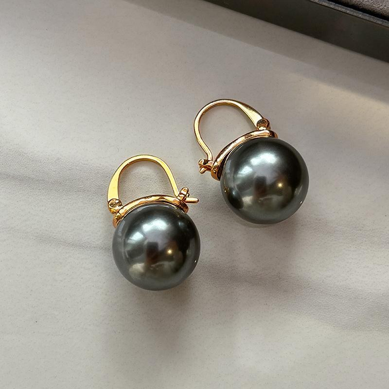 

Dong Qing same French Australian white pearl teapot ear buckle women s high-end earrings earrings