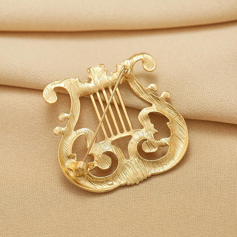 Harp Design Sense Accessory Metal Smooth Brooch for Women, High-end and Sophisticated Suit Pin, Niche Corsage