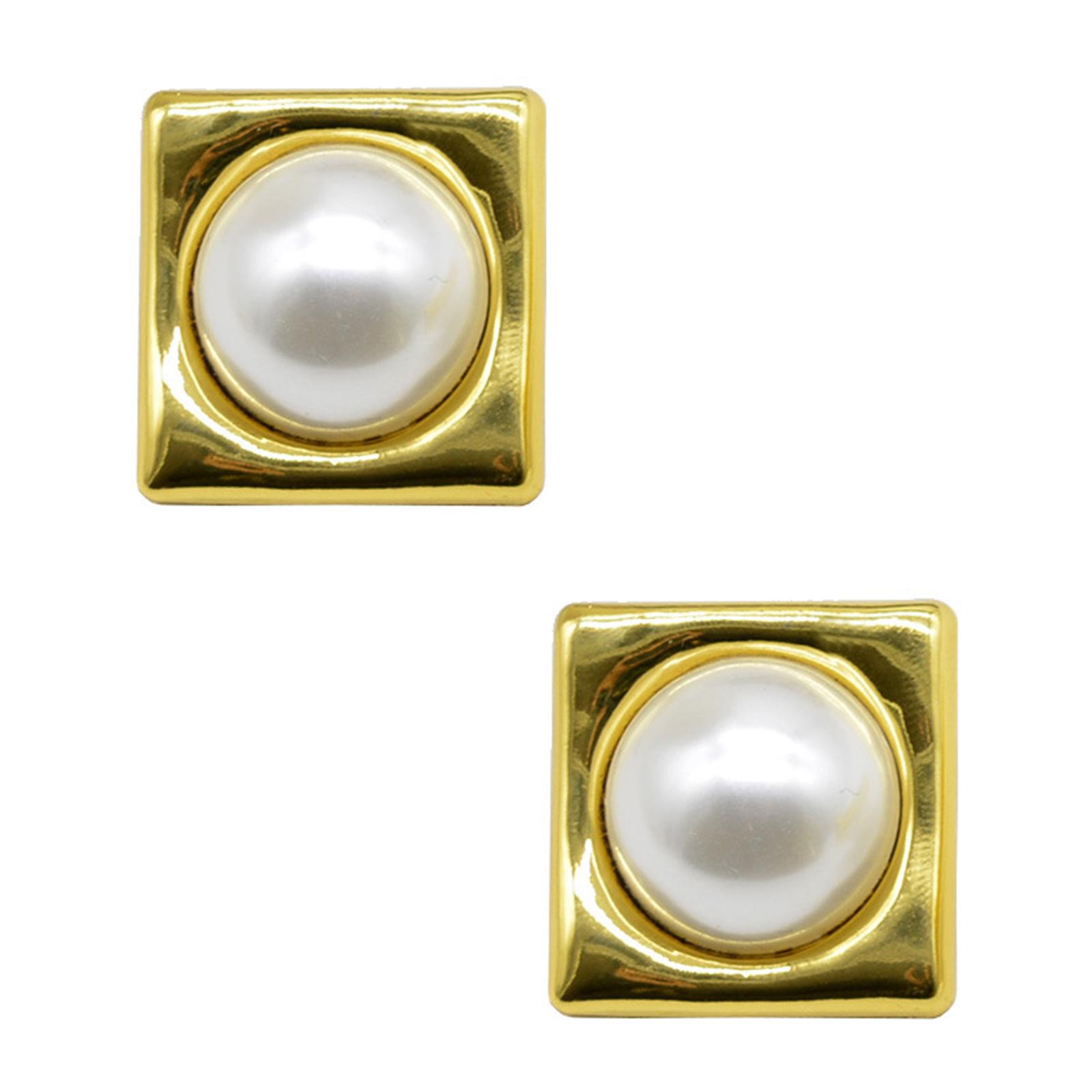 

Современный винтаж с этими геометрическими квадратными жемчужными серьгами. Элегантные и универсальные украшения для модных женщин. белый