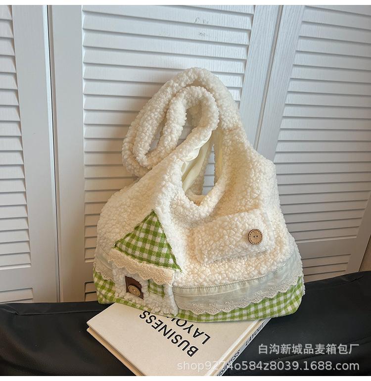 

2025 Korean literary and artistic versatile commuter plush bag niche design plaid splicing shoulder bag large-capacity tote bag зелений