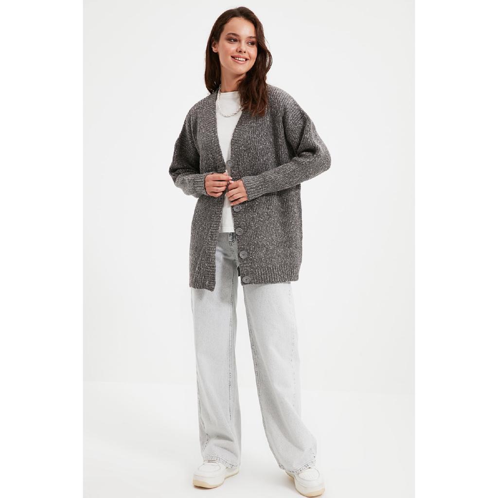 Beige gestrickte Strickjacke mit V-Ausschnitt und Knöpfen Tctaw22hi0397