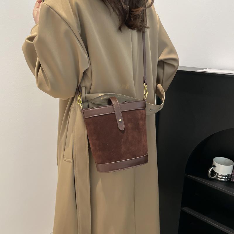Frosted bucket bag women's new autumn and winter high-end light luxury niche design shoulder messenger bag