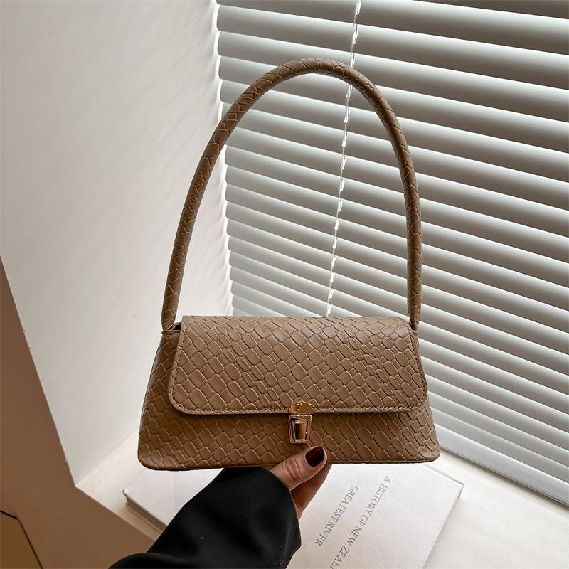 

High-end niche bag women s 2025 new summer retro commuter bag baguette bag light luxury underarm bag хаки