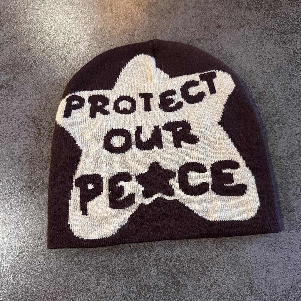 

Knitted Letter Beanie For Men Women With Warmth For Winter Seasons коричневий