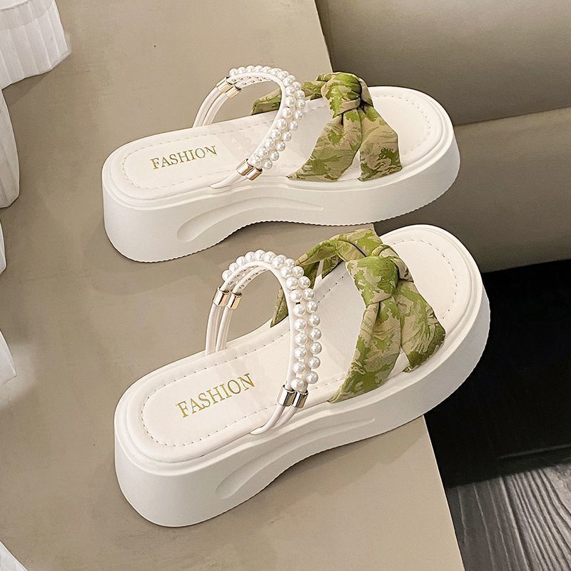 French popular versatile flat-bottomed beach shoes fairy style thick-soled cool slippers female summer fashion skirt 2025 new