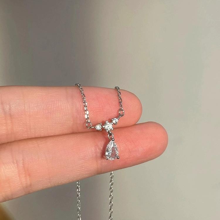 

Ожерелье Beauty Tears из стерлингового серебра 925 пробы с золотым покрытием, женское летнее ожерелье с нишевым дизайном, чувственная цепочка на ключицу с бриллиантами в виде капли воды 925